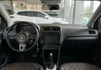 Подержанный автомобиль Volkswagen Polo Sedan 2012 года (12 фото)