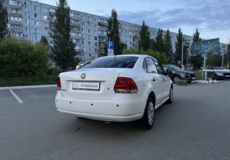 Подержанный автомобиль Volkswagen Polo Sedan 2012 года (7 фото)