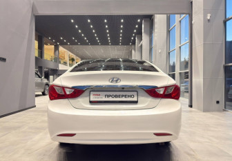Подержанный автомобиль Hyundai Sonata 2012 года (4 фото)