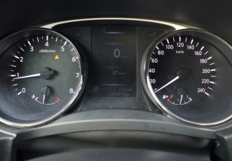Подержанный автомобиль Nissan X-Trail 2015 года (22 фото)