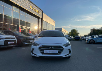 Подержанный автомобиль Hyundai Elantra Sedan 2017 года (2 фото)