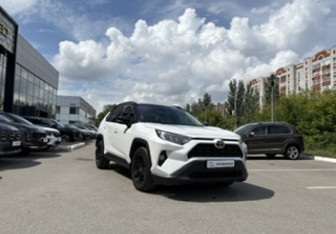 Подержанный автомобиль Toyota RAV4 2021 года (3 фото)