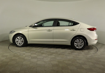 Подержанный автомобиль Hyundai Elantra Sedan 2018 года (8 фото)