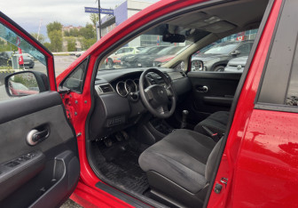 Подержанный автомобиль Nissan Tiida Hatchback 2012 года (9 фото)