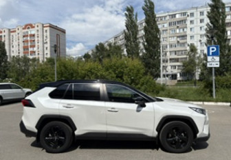 Подержанный автомобиль Toyota RAV4 2021 года (4 фото)