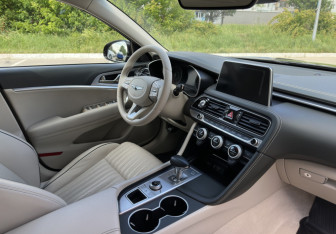 Подержанный автомобиль Genesis G70 2019 года (10 фото)