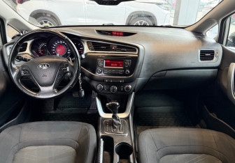 Подержанный автомобиль Kia Ceed Hatchback 2015 года (9 фото)