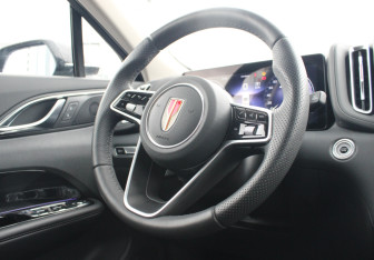 Подержанный автомобиль Hongqi HS3 2025 года (13 фото)