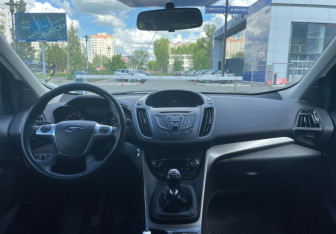 Подержанный автомобиль Ford Kuga 2014 года (15 фото)