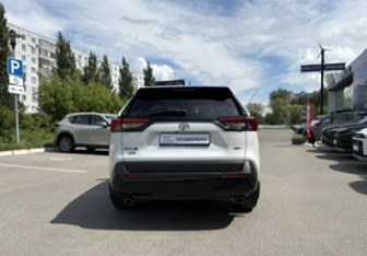 Подержанный автомобиль Toyota RAV4 2021 года (6 фото)