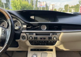 Подержанный автомобиль Lexus ES 2014 года (13 фото)