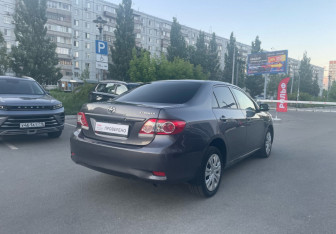 Подержанный автомобиль Toyota Corolla Sedan 2012 года (5 фото)