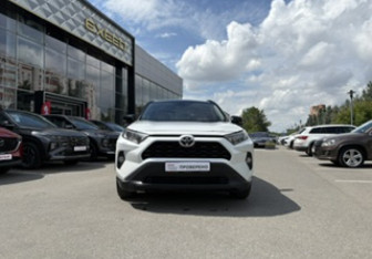Подержанный автомобиль Toyota RAV4 2021 года (2 фото)