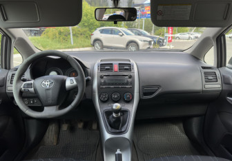 Подержанный автомобиль Toyota Auris Hatchback 2010 года (11 фото)