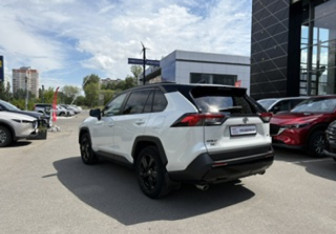 Подержанный автомобиль Toyota RAV4 2021 года (7 фото)