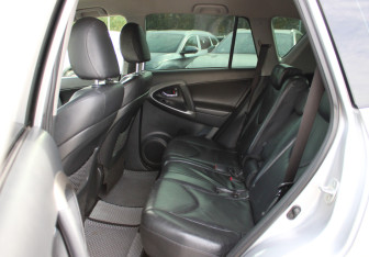 Подержанный автомобиль Toyota RAV4 2011 года (10 фото)