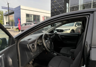 Подержанный автомобиль Toyota Corolla Sedan 2018 года (9 фото)