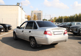 Подержанный автомобиль Daewoo Nexia Sedan 2011 года (6 фото)