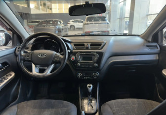 Подержанный автомобиль Kia Rio Hatchback 2012 года (12 фото)