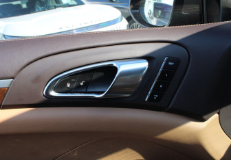 Подержанный автомобиль Porsche Cayenne 2013 года (22 фото)