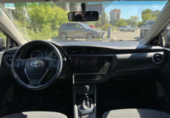 Подержанный автомобиль Toyota Corolla Sedan 2018 года (11 фото)