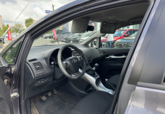 Подержанный автомобиль Toyota Auris Hatchback 2010 года (9 фото)