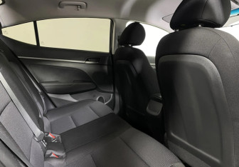 Подержанный автомобиль Hyundai Elantra Sedan 2017 года (9 фото)