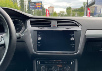 Подержанный автомобиль Volkswagen Tiguan 2020 года (13 фото)