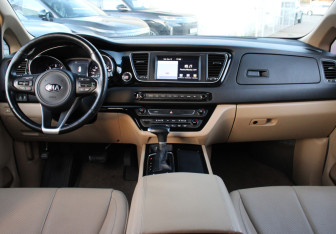 Подержанный автомобиль Kia Carnival 2017 года (9 фото)