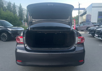 Подержанный автомобиль Toyota Corolla Sedan 2012 года (17 фото)