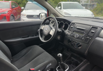 Подержанный автомобиль Nissan Tiida Hatchback 2012 года (10 фото)
