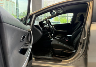 Подержанный автомобиль Kia Ceed Hatchback 2015 года (7 фото)