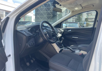 Подержанный автомобиль Ford Kuga 2014 года (9 фото)