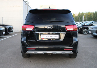Подержанный автомобиль Kia Carnival 2017 года (5 фото)