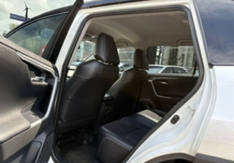 Подержанный автомобиль Toyota RAV4 2021 года (12 фото)