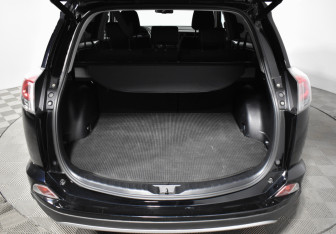 Подержанный автомобиль Toyota RAV4 2017 года (22 фото)