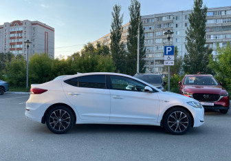 Подержанный автомобиль Hyundai Elantra Sedan 2017 года (4 фото)