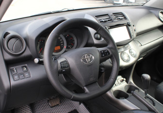 Подержанный автомобиль Toyota RAV4 2011 года (7 фото)