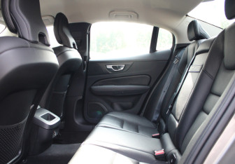 Подержанный автомобиль Volvo S60 2020 года (10 фото)