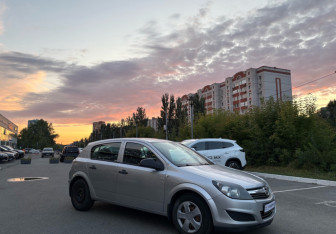 Подержанный автомобиль Opel Astra Hatchback 2010 года (3 фото)