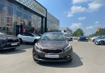 Подержанный автомобиль Kia Ceed Hatchback 2013 года (2 фото)