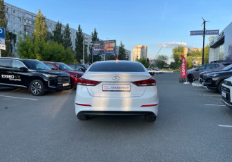 Подержанный автомобиль Hyundai Elantra Sedan 2017 года (6 фото)