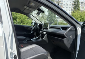 Подержанный автомобиль Toyota RAV4 2021 года (10 фото)