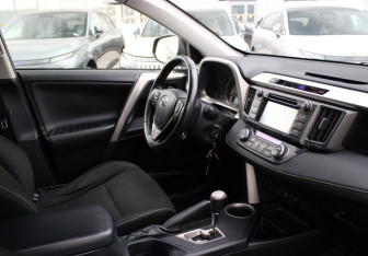 Подержанный автомобиль Toyota RAV4 2014 года (8 фото)