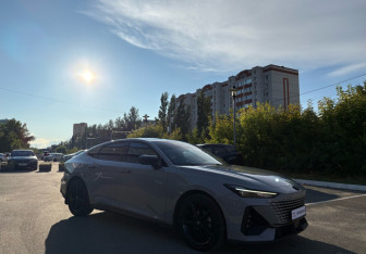 Подержанный автомобиль Changan UNI-V 2024 года (3 фото)
