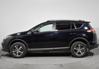 Подержанный автомобиль Toyota RAV4 2017 года (9 фото)