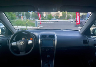 Подержанный автомобиль Toyota Corolla Sedan 2012 года (11 фото)