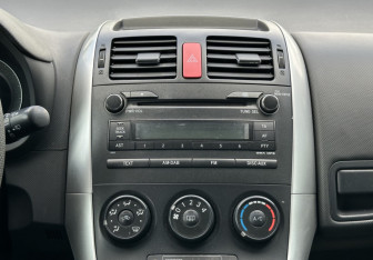Подержанный автомобиль Toyota Auris Hatchback 2010 года (13 фото)