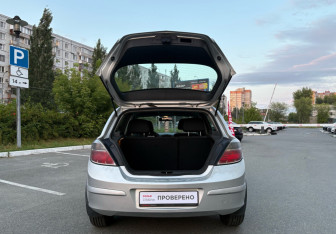 Подержанный автомобиль Opel Astra Hatchback 2010 года (17 фото)