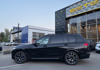 Подержанный автомобиль BMW X7 2021 года (8 фото)
